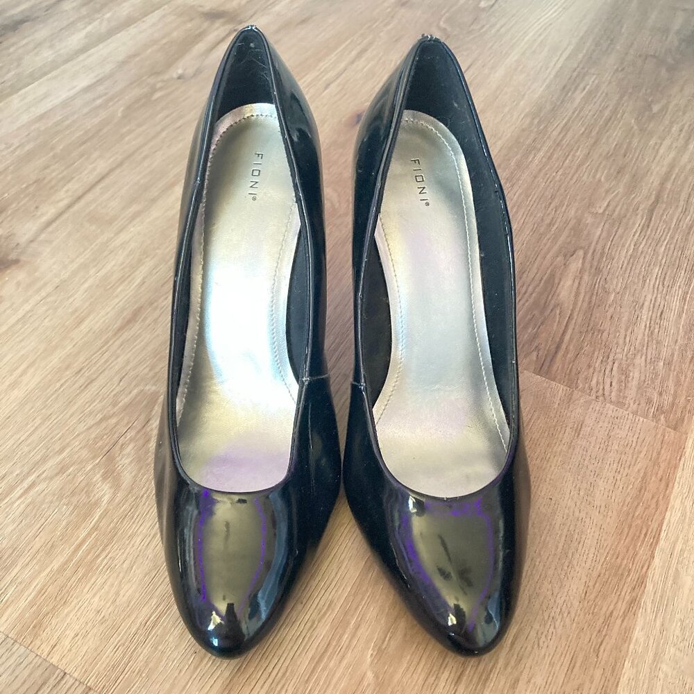 9.5W - Fioni Black Faux Patent Leather Pumps